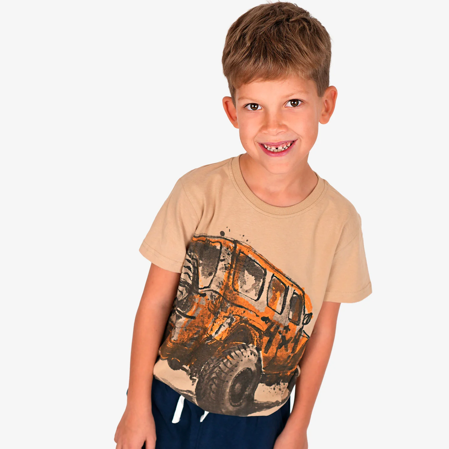 T-shirt z krótkim rękawem dla chłopca, z autem offroad, beżowy 9-13 lat - Image 2