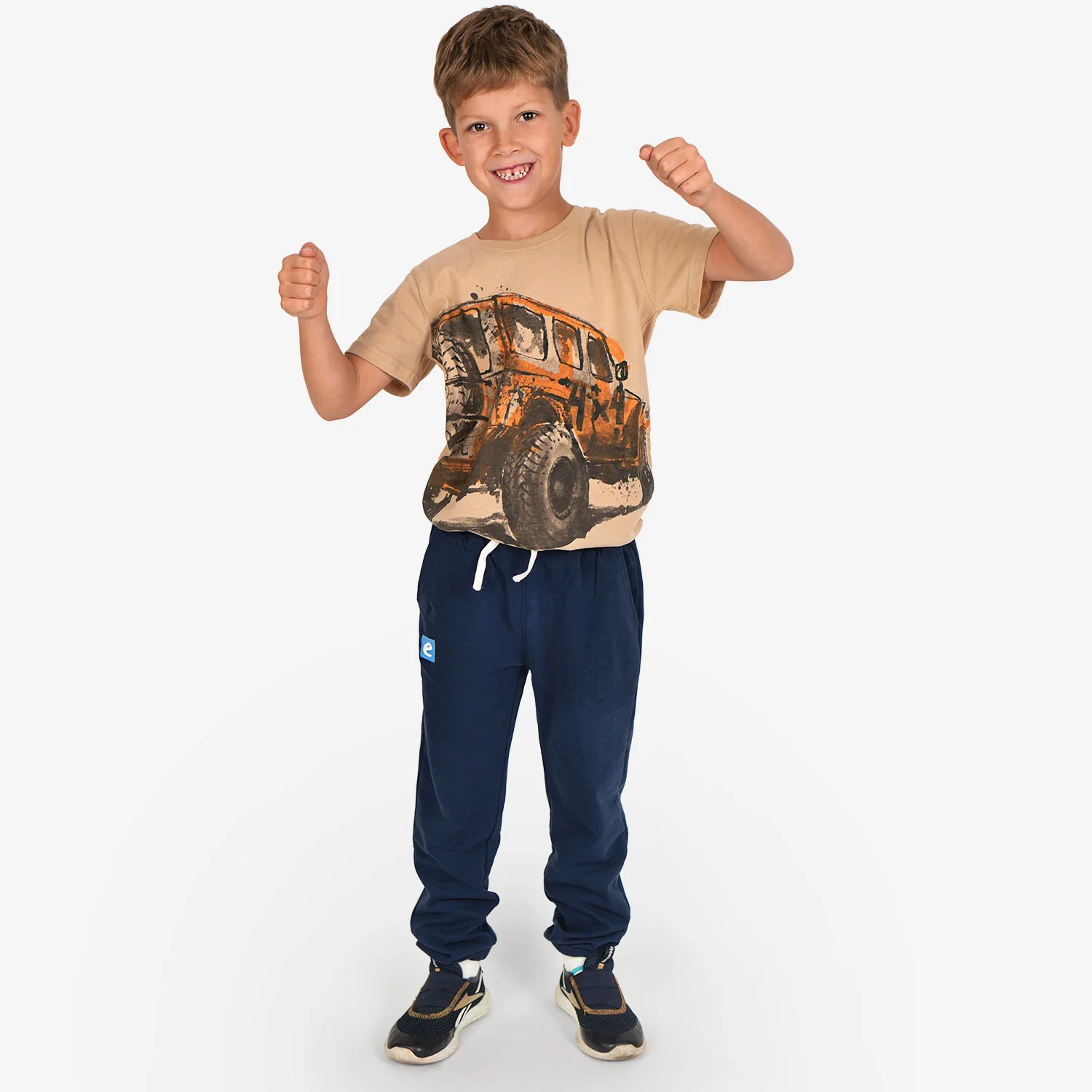T-shirt z krótkim rękawem dla chłopca, z autem offroad, beżowy 9-13 lat - Image 3